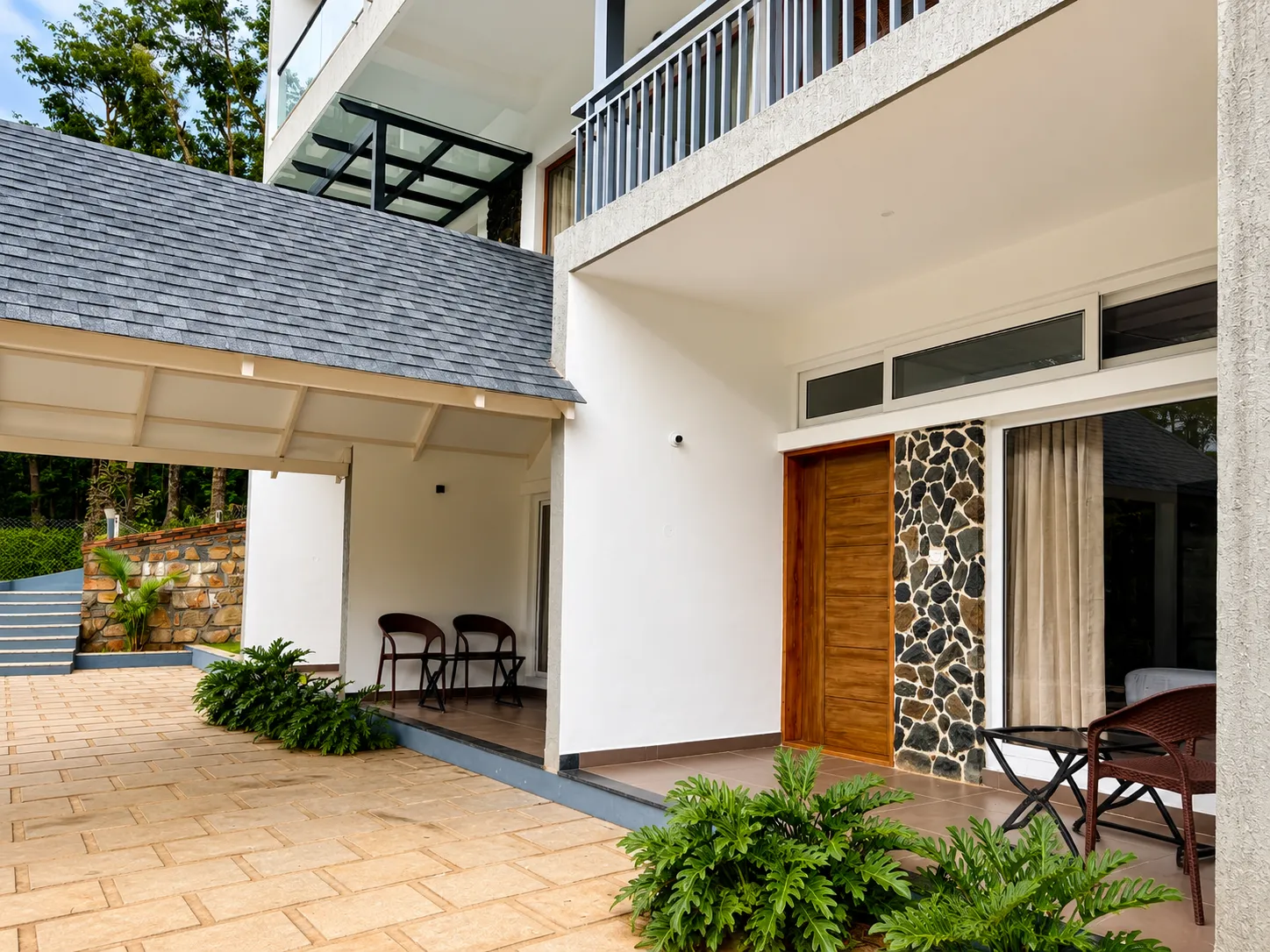 Exterior 3